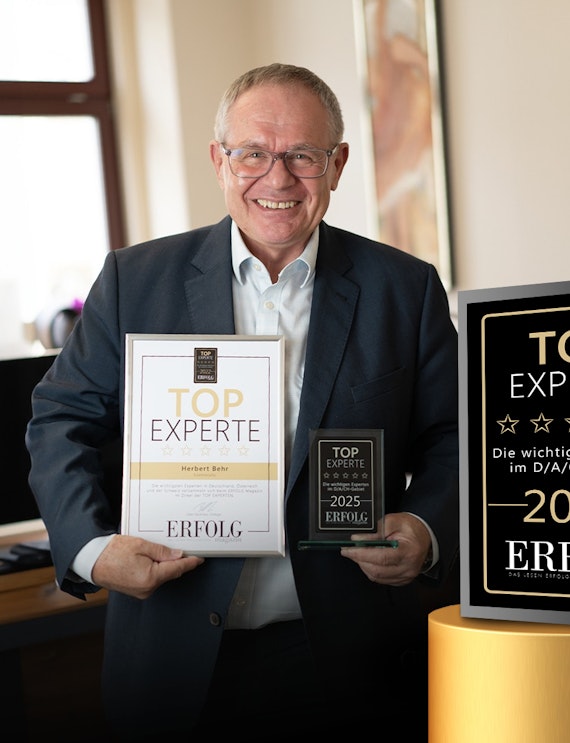 In einem hellen Raum ist Edelmetall-Experte Herbert Behr mit seiner Urkunde des "Top Experte 2025" abgebildet. Gründer des anerkannten Edelmetallhändlers Golden Gates.