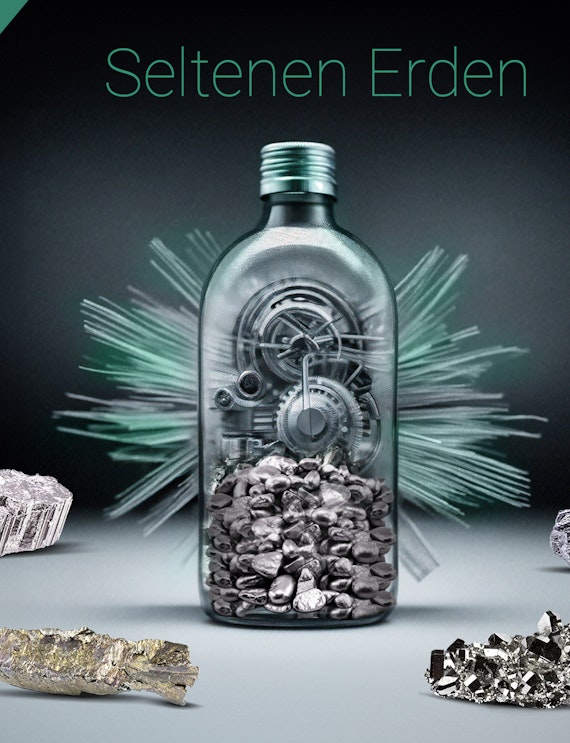 Vor einem dunklen Hintergrund auf einem hellen Untergrund steht eine Flasche mit Seltenen Erden und Zahnrädern. Von dem Glas gehen grüne und graue Kabel ab. Rings um die Flasche sind die vier Seltenen Erden aus dem Green Economy Sparplan aufgestellt.
