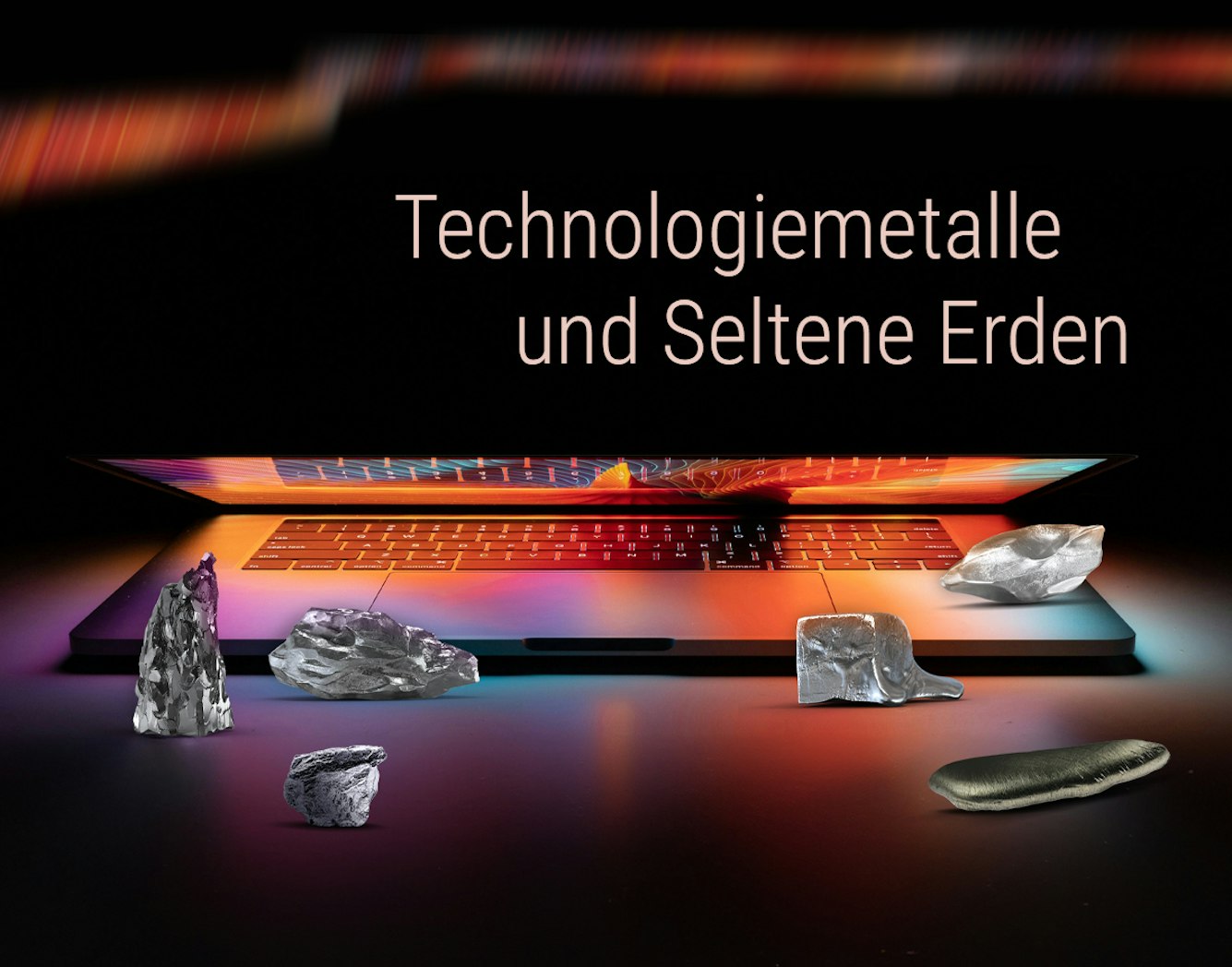 Vor einem Laptop mit leuchtendem orange, sind je drei Technologiemetalle und drei Seltene Erden abgebildet, in welche Sie mit den Golden Gates Sparplänen auch Ihren Kunden anbieten können.