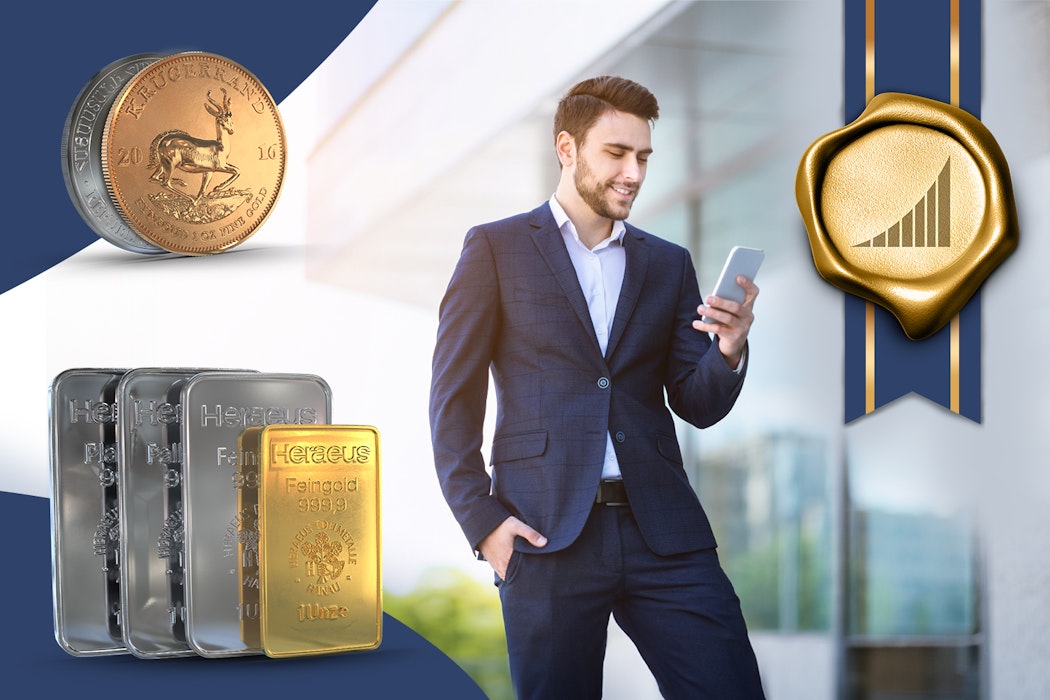 In der Mitte steht ein Vertriebspartner/Edelmetallberater der Golden Gates AG, welcher lächelnd auf dein Handy sieht. Links neben ihm sind oben eine Gold- und Silbermünze und unten ein Gold-, Silber-, Platin- und Palladiumbarren abgebildet. Rechts neben Ihm ist ein goldenes Wachssiegel mit dem Golden Gates Logo abgebildet.