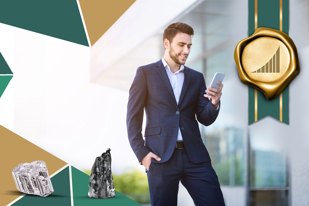 In der Mitte steht ein Vertriebspartner/Edelmetallberater der Golden Gates AG, welcher lächelnd auf dein Handy sieht. Links neben ihm sind unten ein Technologiemetall und ein Selten-Erd-Metall abgebildet. Rechts neben Ihm ist ein goldenes Wachssiegel mit dem Golden Gates Logo abgebildet.