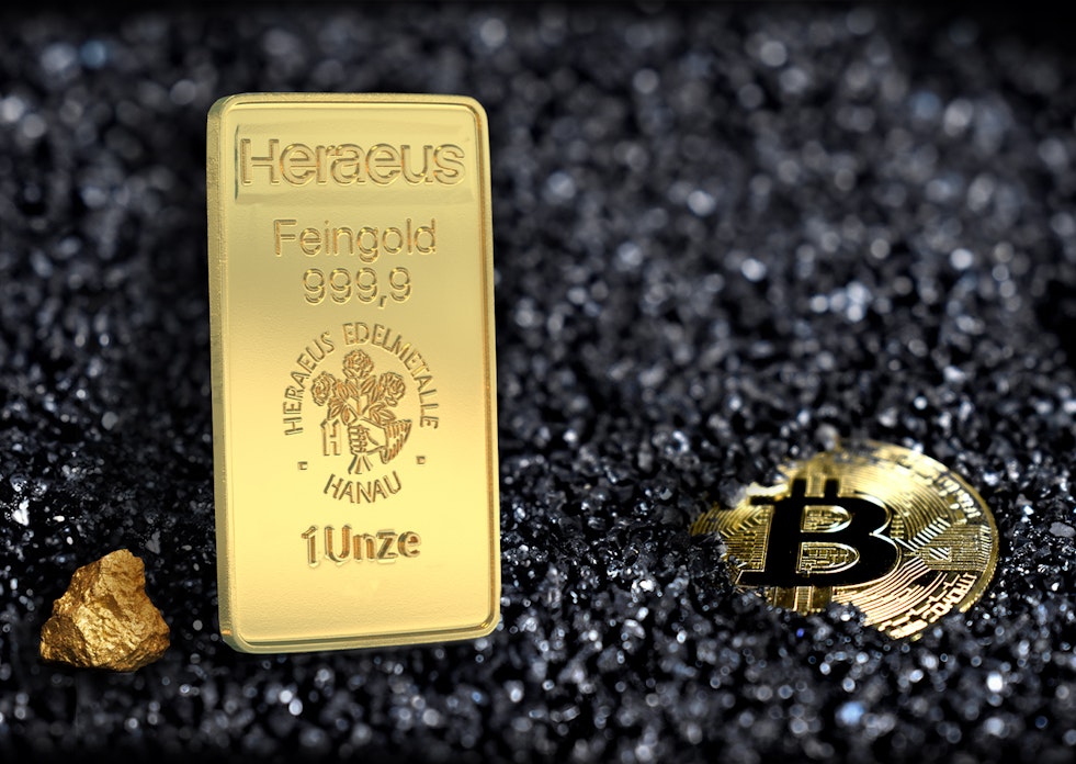 In glänzendem dunklen Sand sind links ein goldenes Nugget neben einem Goldbarren und rechts ein goldener Bitcoin abgebildet. Bieten auch Sie Ihren Kunden die Sicherheit mit den Golden Gates Sparplänen.