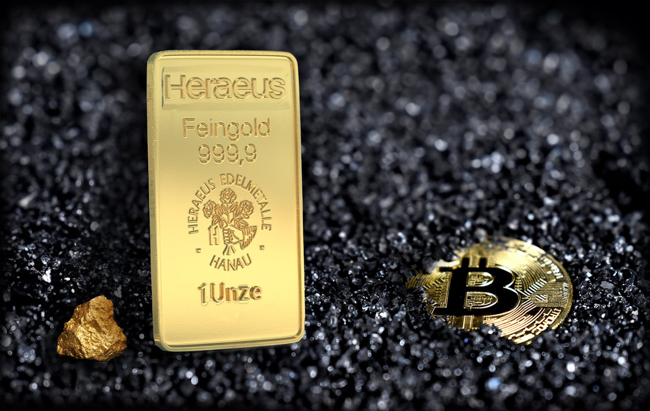 In glänzendem dunklen Sand sind links ein goldenes Nugget neben einem Goldbarren und rechts ein goldener Bitcoin abgebildet. Bieten auch Sie Ihren Kunden die Sicherheit mit den Golden Gates Sparplänen.