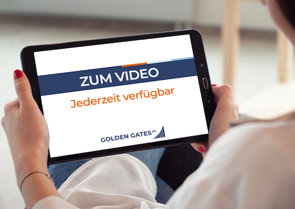 Über die Schulter einer Frau, ist der Fokus auf den Bildschirm eines Tablets gerichtet. Auf diesem steht geschrieben: "zum Video", darunter in orangener Schrift: "Jederzeit verfügbar" und unten ist das Logo der Golden Gates AG eingeblendet. Melden Sie sich zu den Golden Gates Online-Seminaren an.