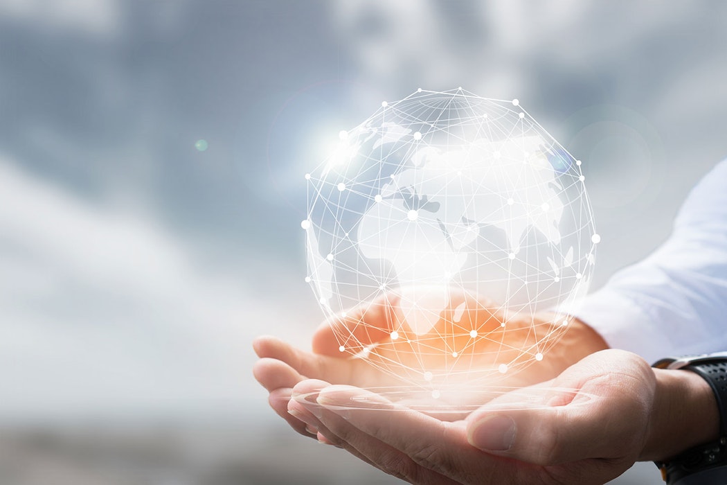 Zwei Hände welche eine digitale Erdkugel halten, soll die weltweite Anerkennung von Edelmetallen verdeutlichen. Golden Gates ist ein anerkannter Edelmetallhändler.